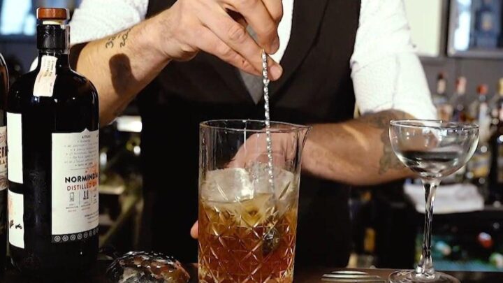un bartender al bancone finisce di preparare un delizioso drink
